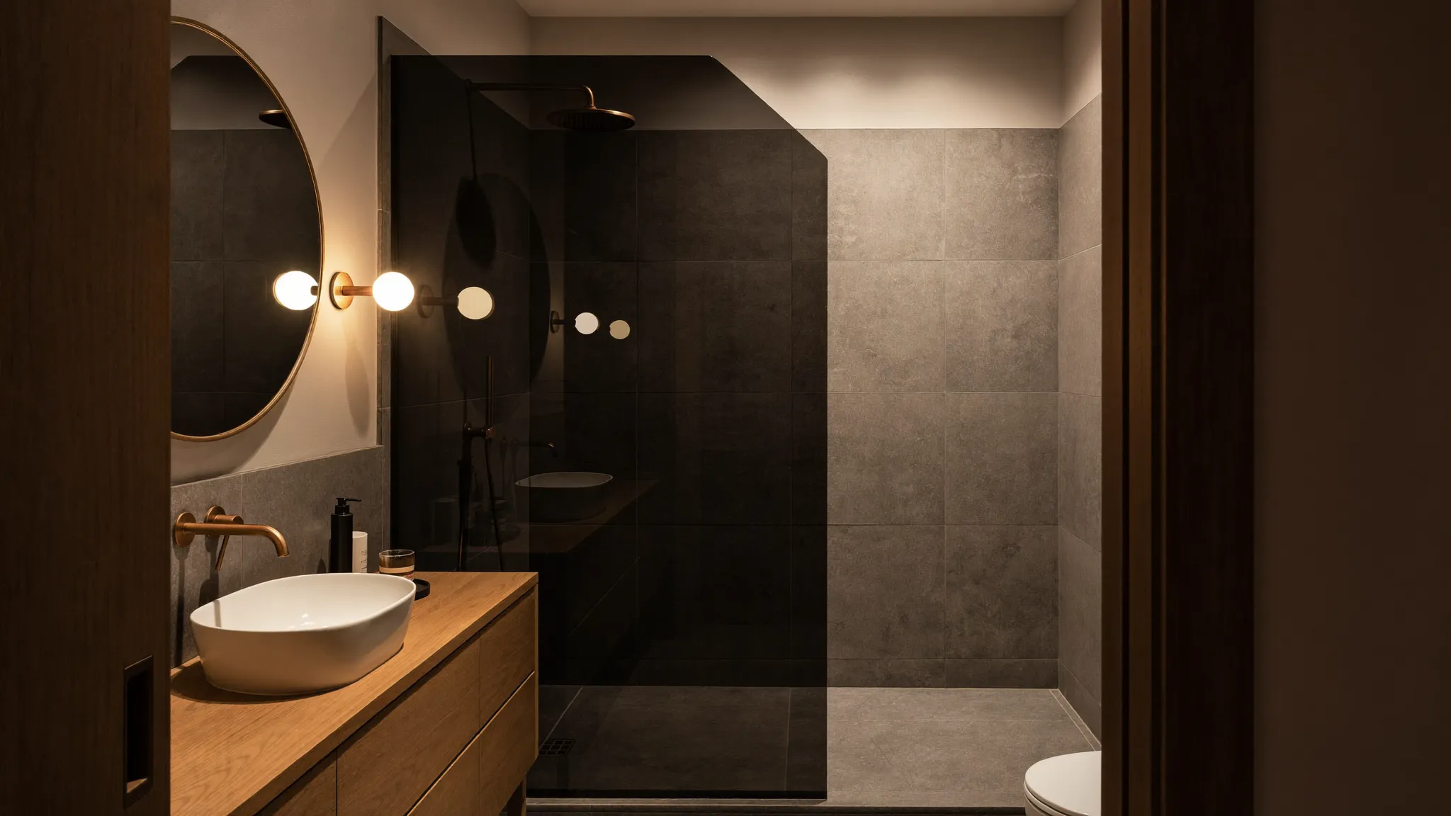 Dasselbe Bad nach der Renovierung mit Walk-in-Dusche und Holzwaschtisch